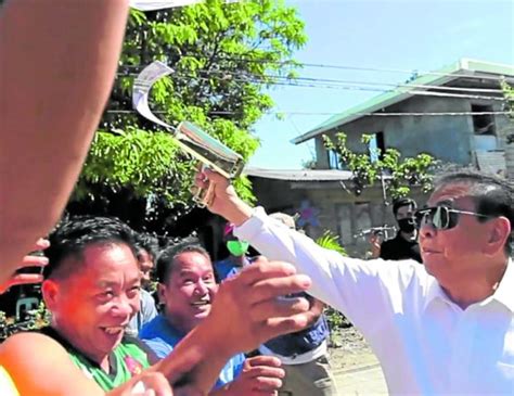 chavit singson shades|Ilocano ‘Santa’ strikes, money gun blazing .